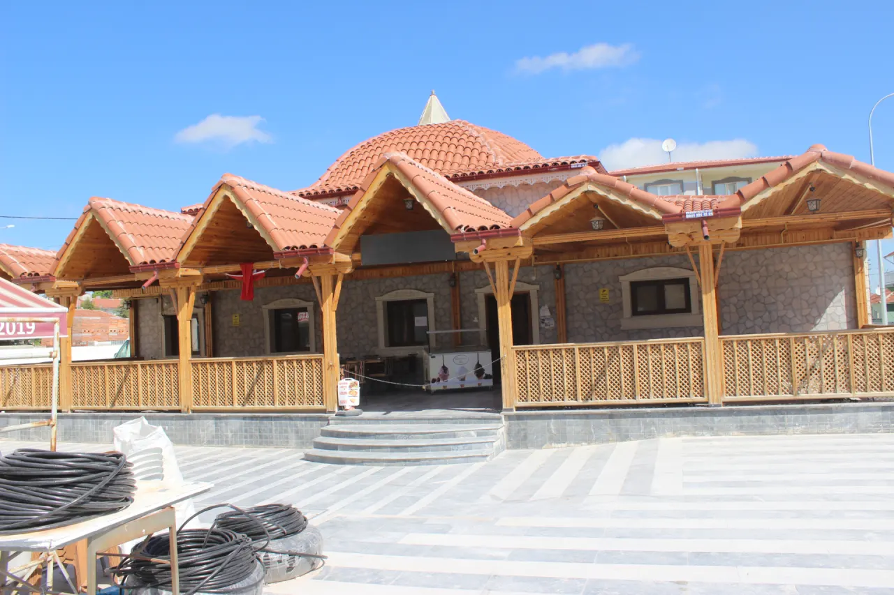 Kiremit kubbeli eski hamam binasının ahşap revaklı kafe olarak yenilenmiş cephesi